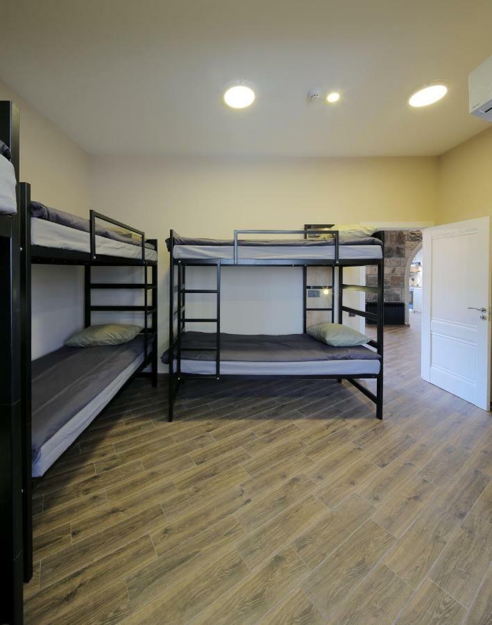יירבאן Highland Hostel מראה חיצוני תמונה
